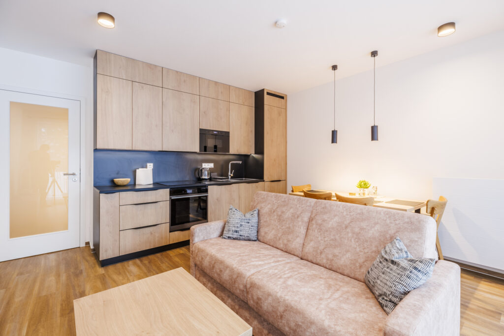 Ubytování Dolní Morava – Apartmán Soňa: obývací pokoj s kuchyní a jídelním stolem