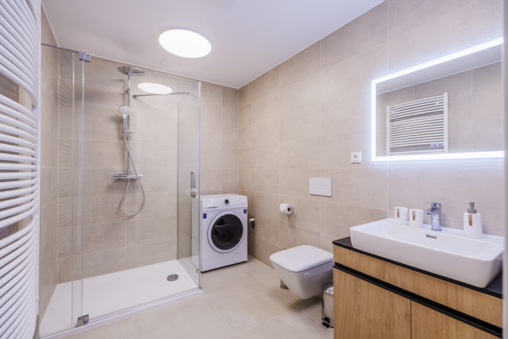 Apartmán Soňa – prostorná koupelna se sprchovým koutem, WC, umyvadlem a pračkou