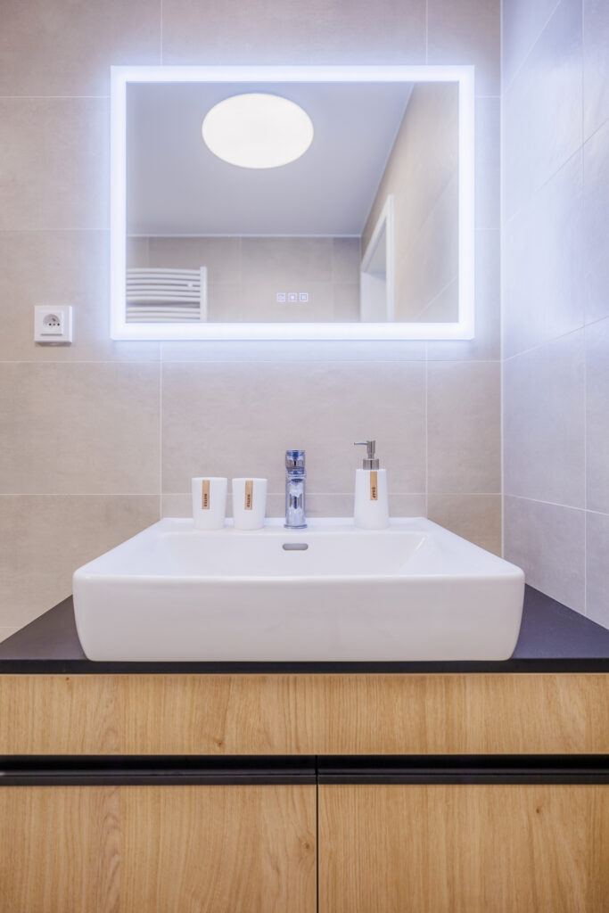 Koupelna – umyvadlo se zrcadlem s LED osvětlením (Apartmán Soňa, Dolní Morava)