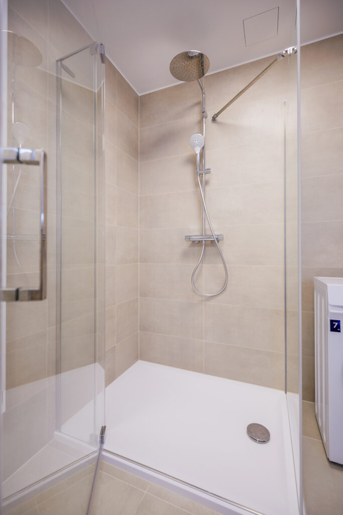 Sprchový kout se skleněnými dveřmi a dešťovou sprchou – Apartmán Soňa Dolní Morava