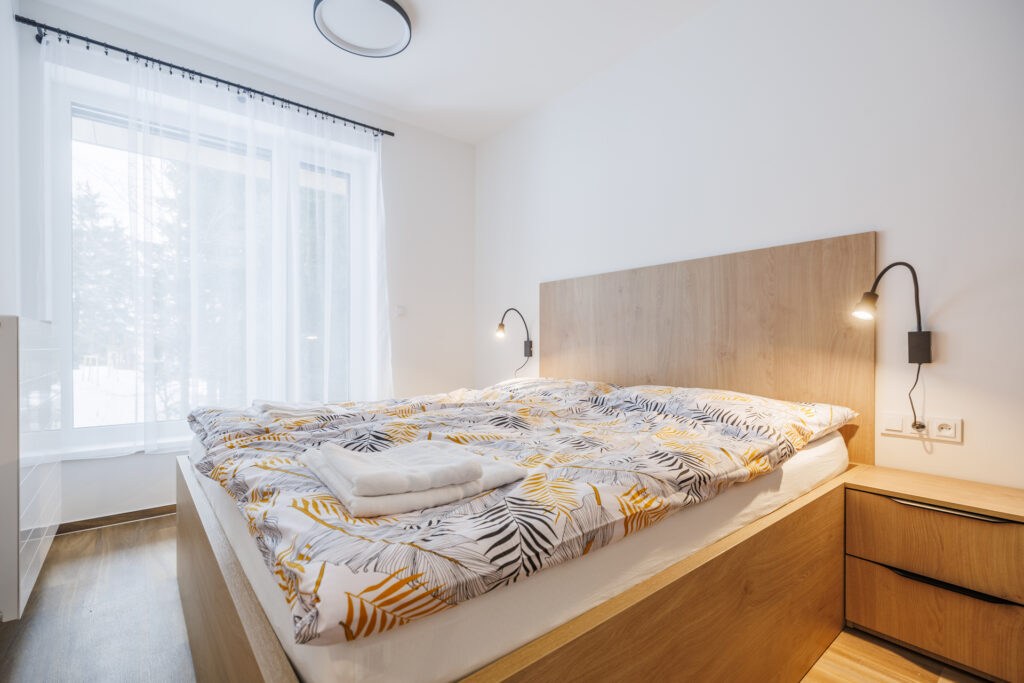 Ložnice – manželská postel s výhledem do přírody (Apartmán Soňa, Dolní Morava)