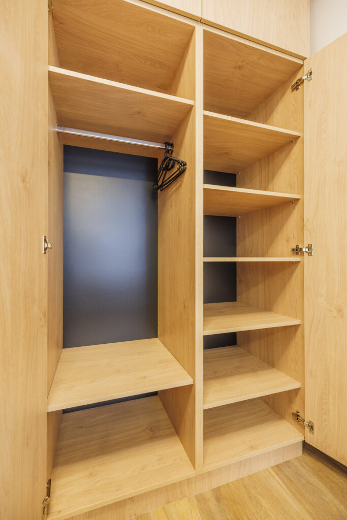 Vestavěná šatní skříň – dostatek úložného prostoru (Apartmán Soňa)