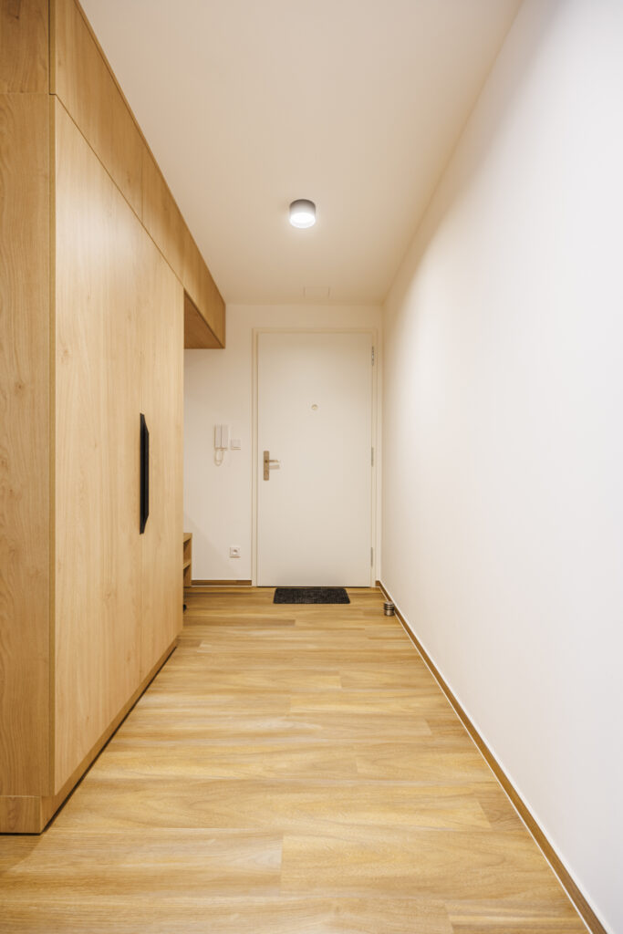 Světlá vstupní chodba apartmánu – Vista Apartments, Dolní Morava
