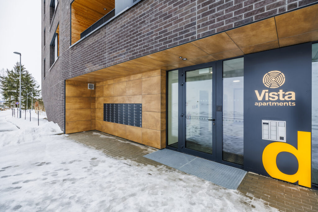 Vstup do budovy Vista Apartments (vchod D) – ubytování Dolní Morava 150 m od sjezdovky