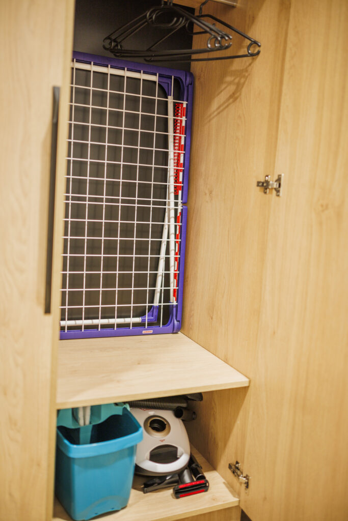 Úklidová skříň – sušák na prádlo, vysavač a pomůcky (Apartmán Soňa)